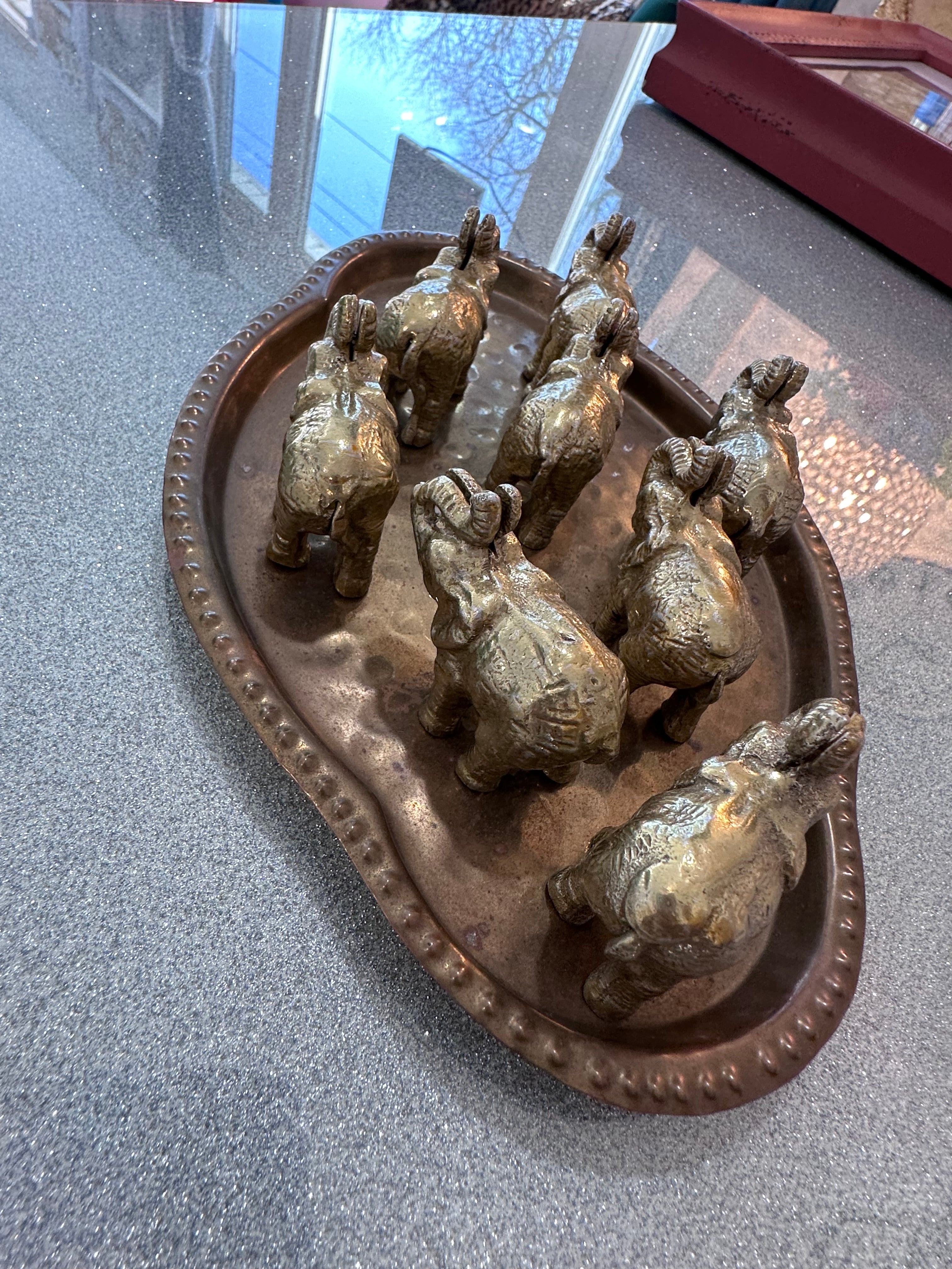 Decorative 8 elephants with tray! Brass set