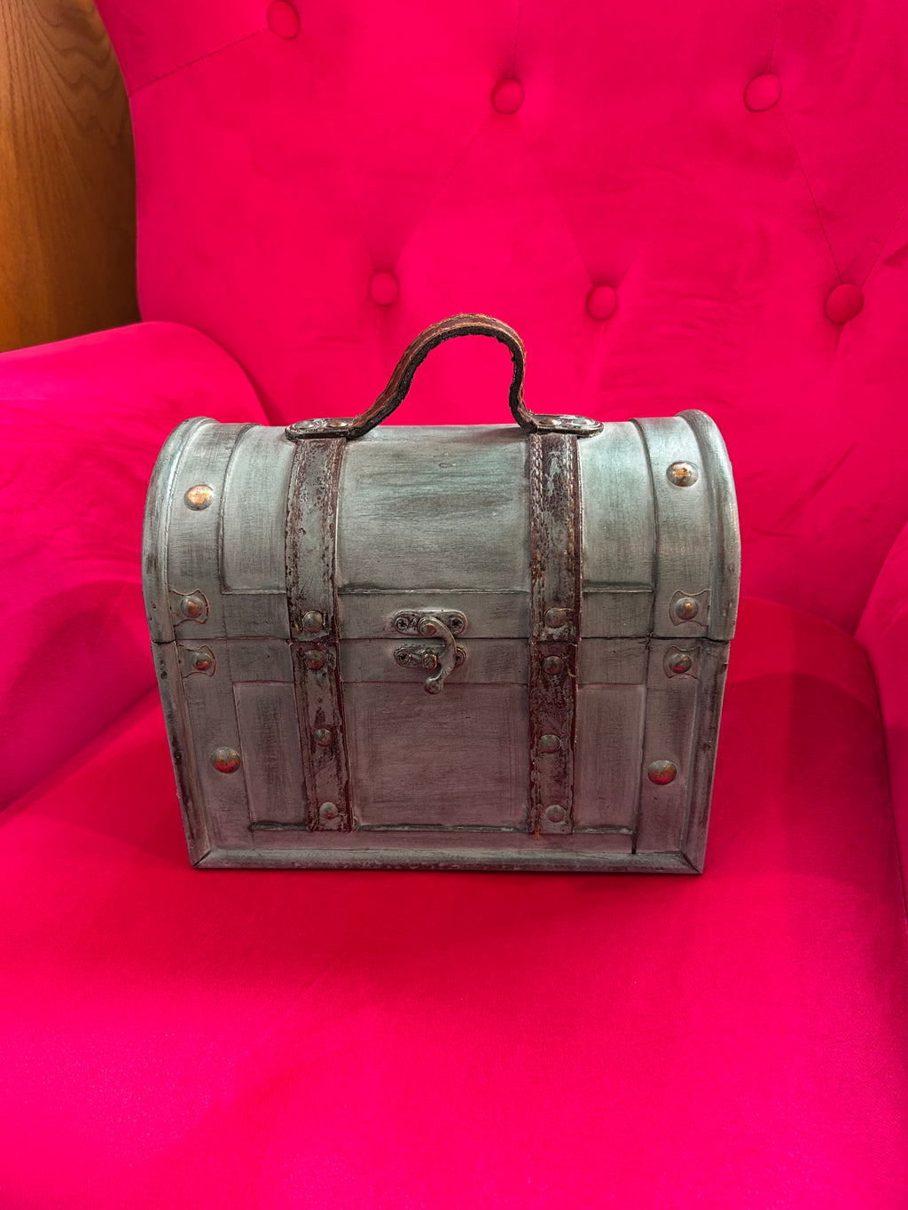 Small decorative chest or can be used as a small purse