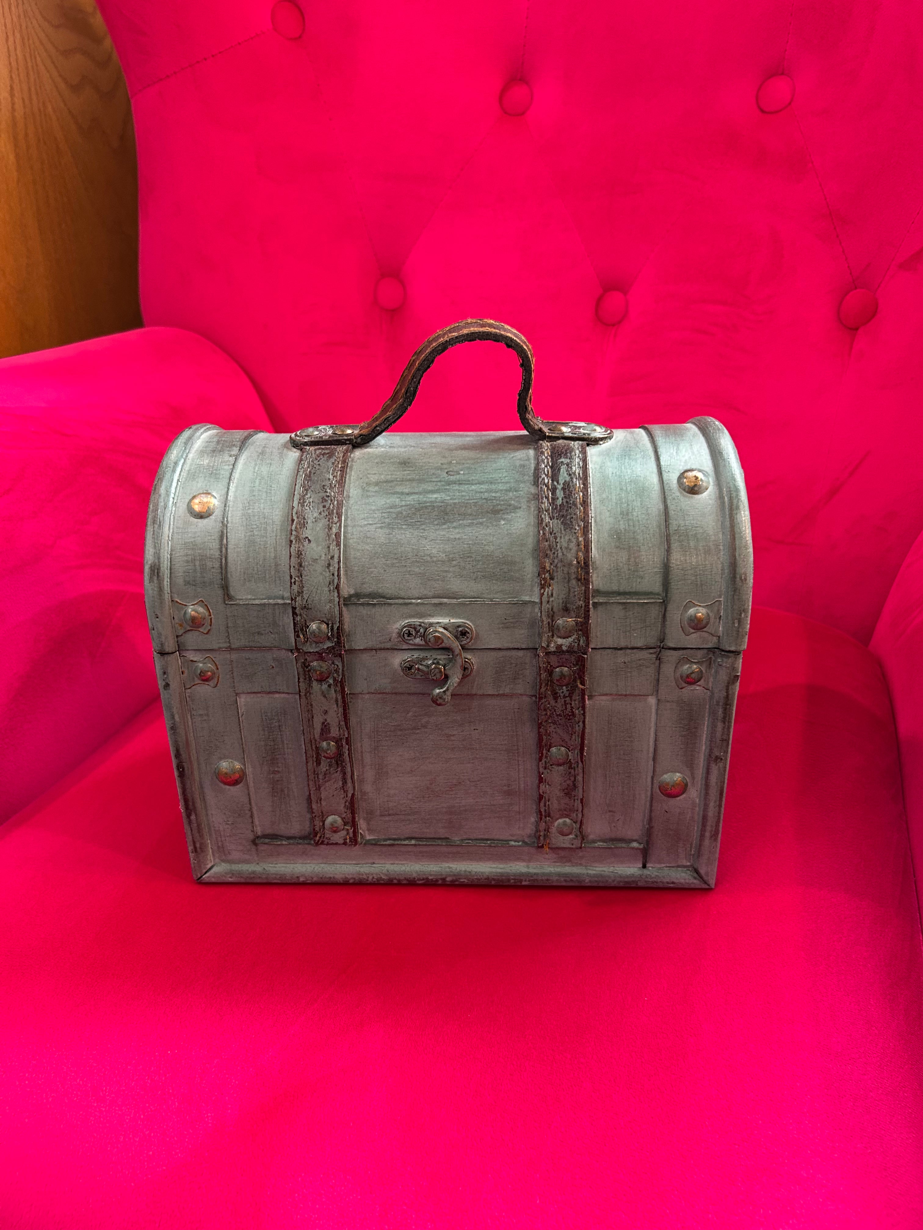 Small decorative chest or can be used as a small purse