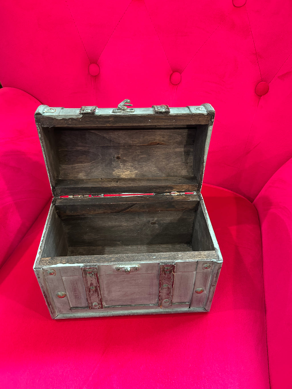 Small decorative chest or can be used as a small purse