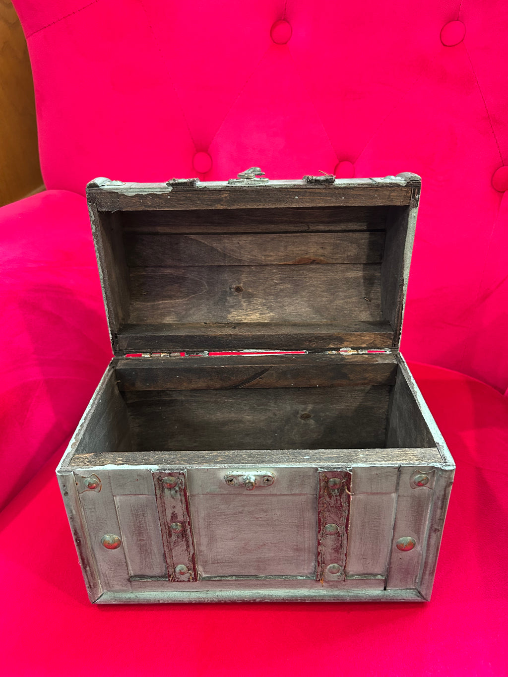 Small decorative chest or can be used as a small purse