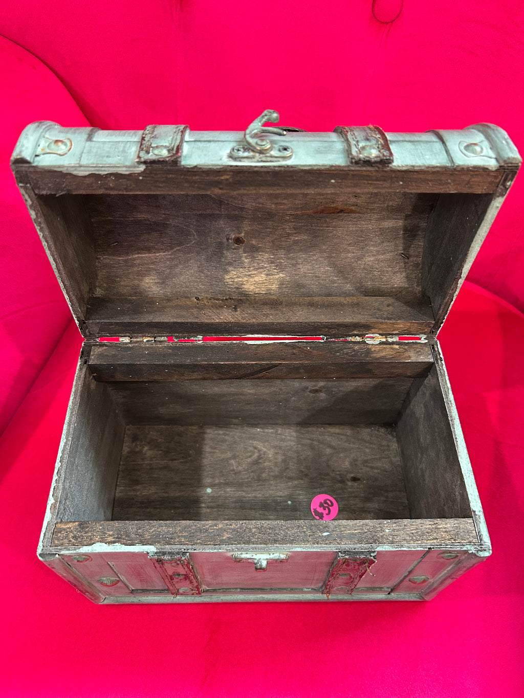 Small decorative chest or can be used as a small purse