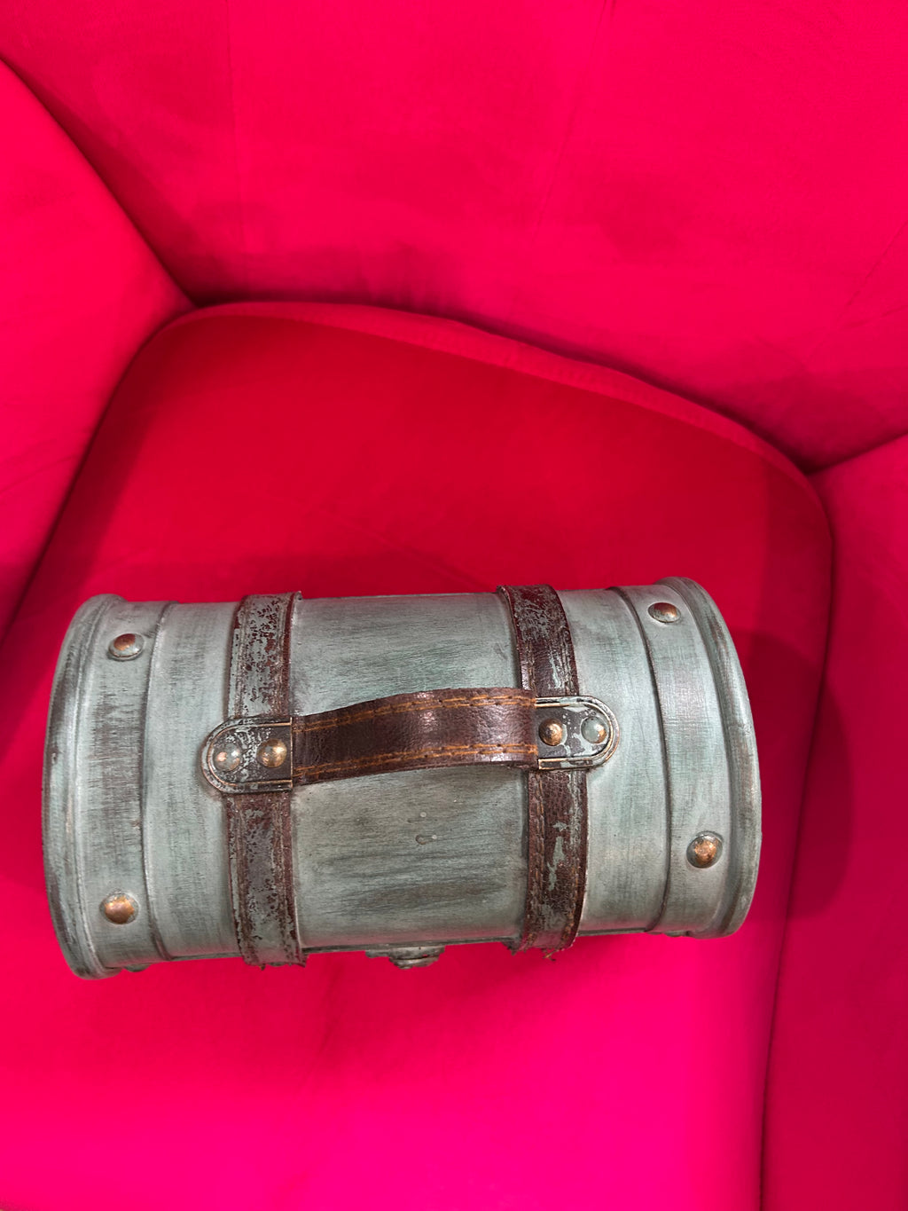 Small decorative chest or can be used as a small purse
