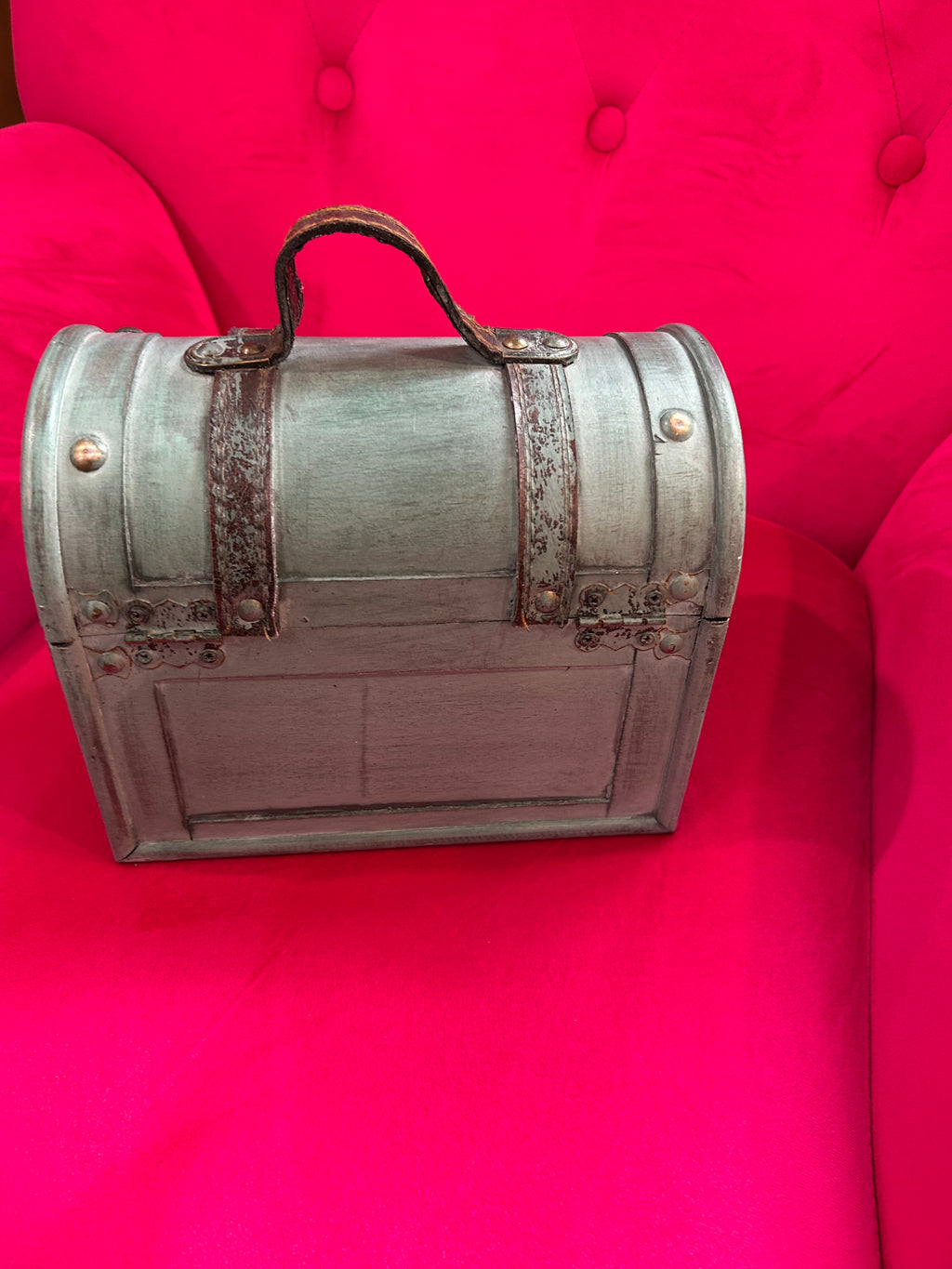 Small decorative chest or can be used as a small purse