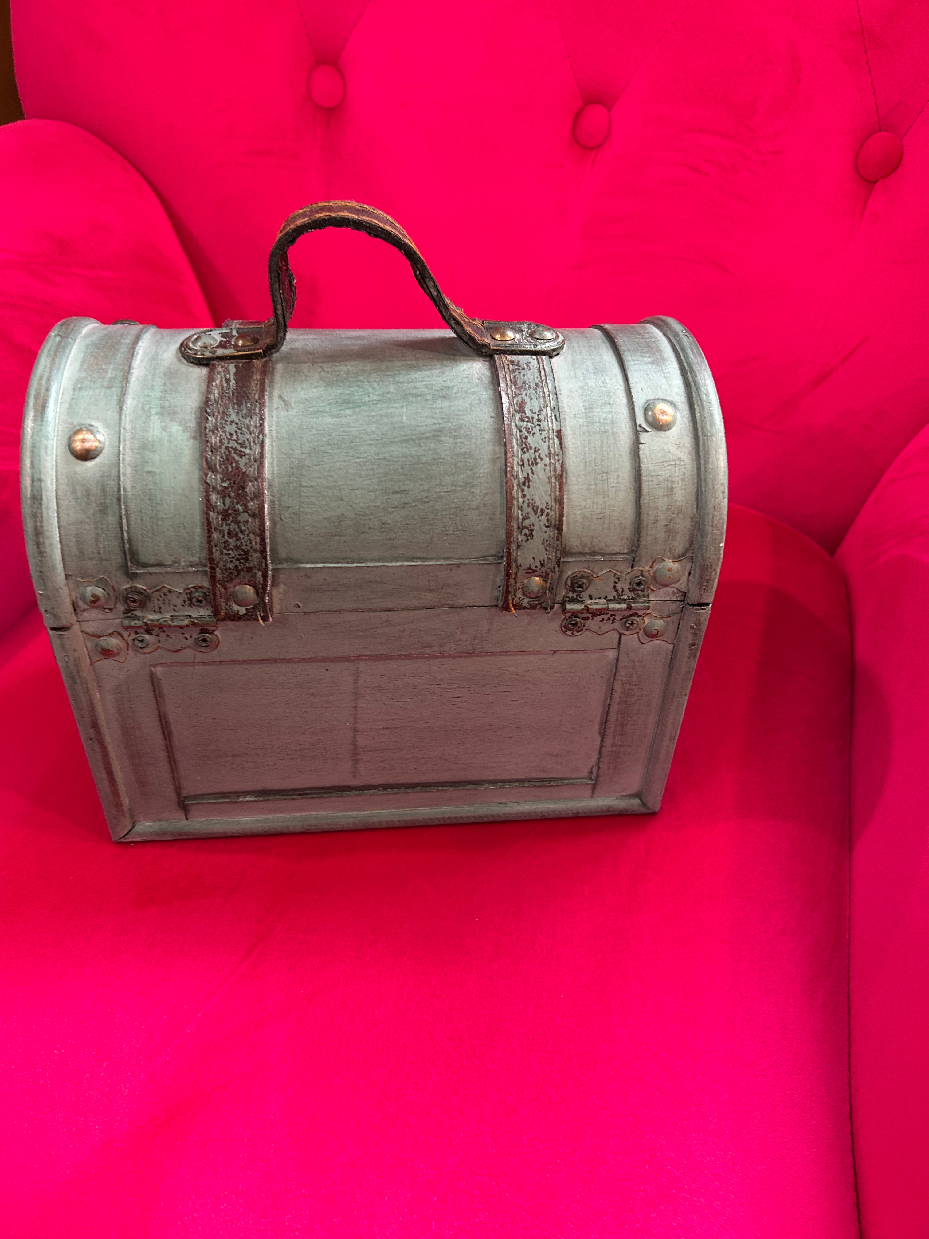 Small decorative chest or can be used as a small purse