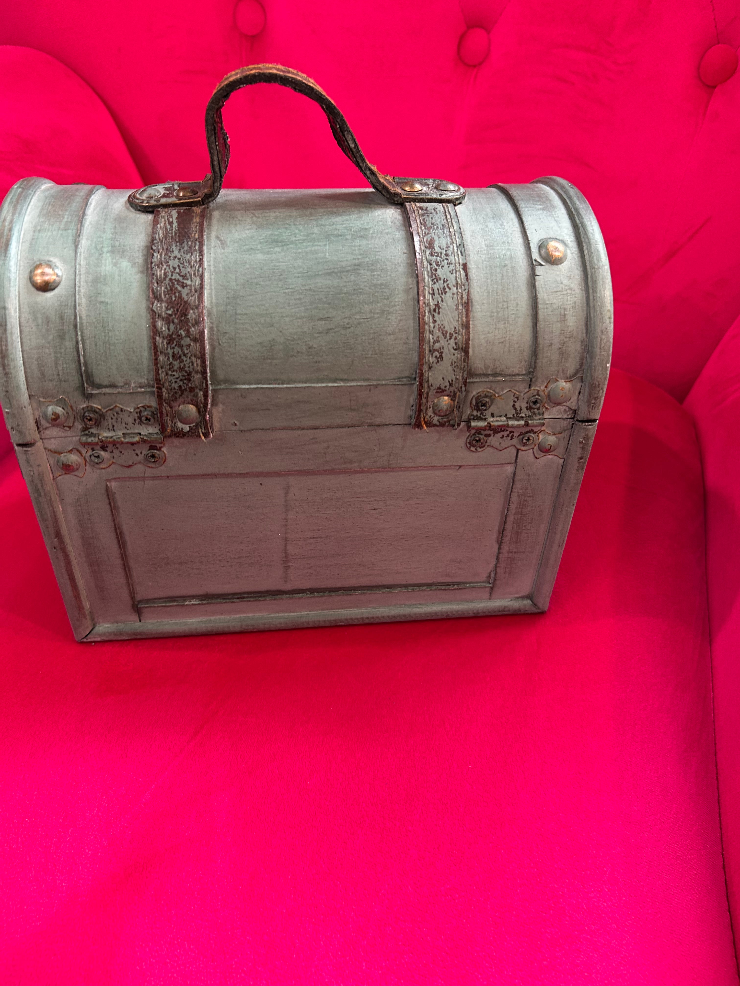 Small decorative chest or can be used as a small purse