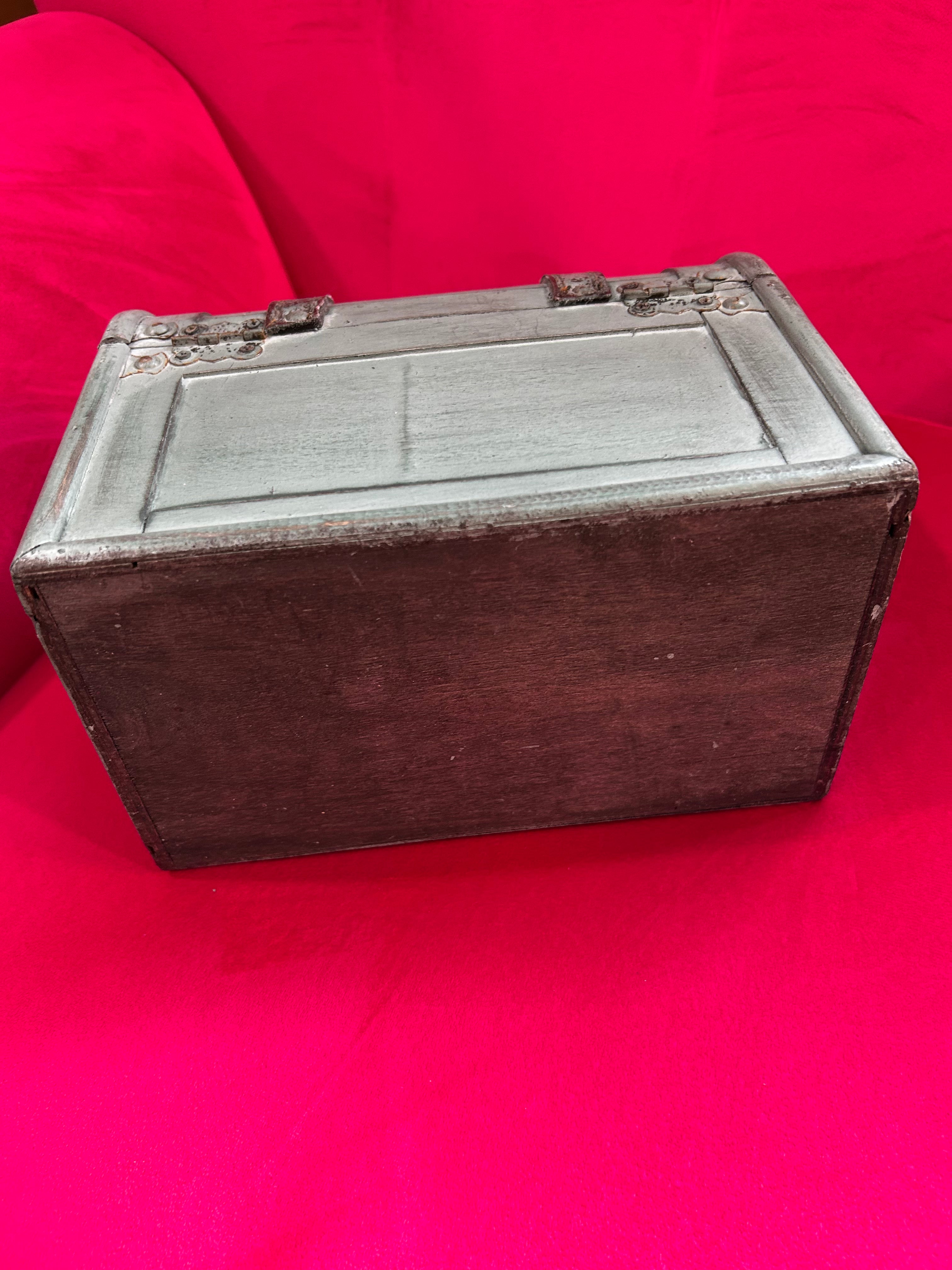 Small decorative chest or can be used as a small purse