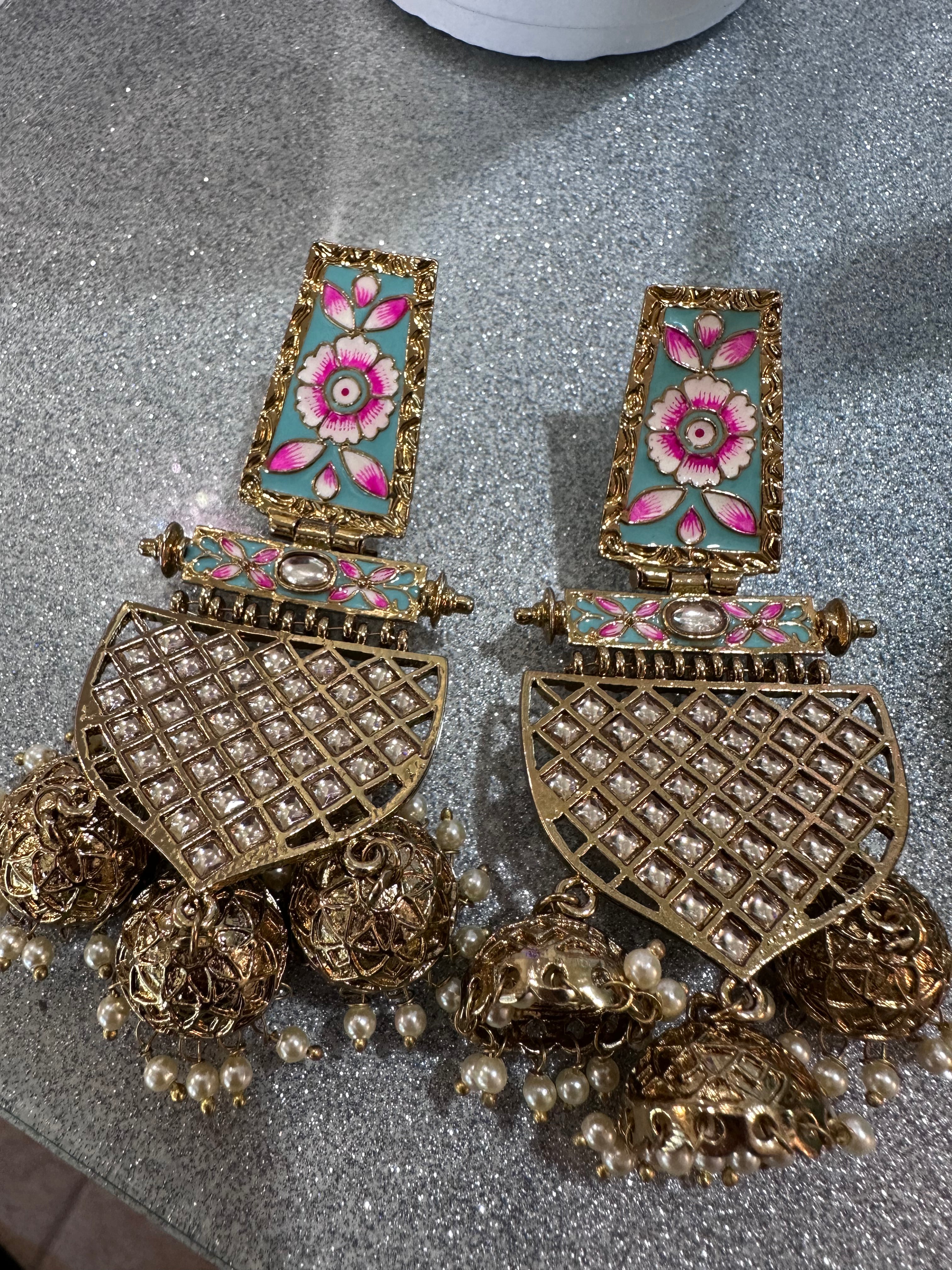 Extraordinary earrings
