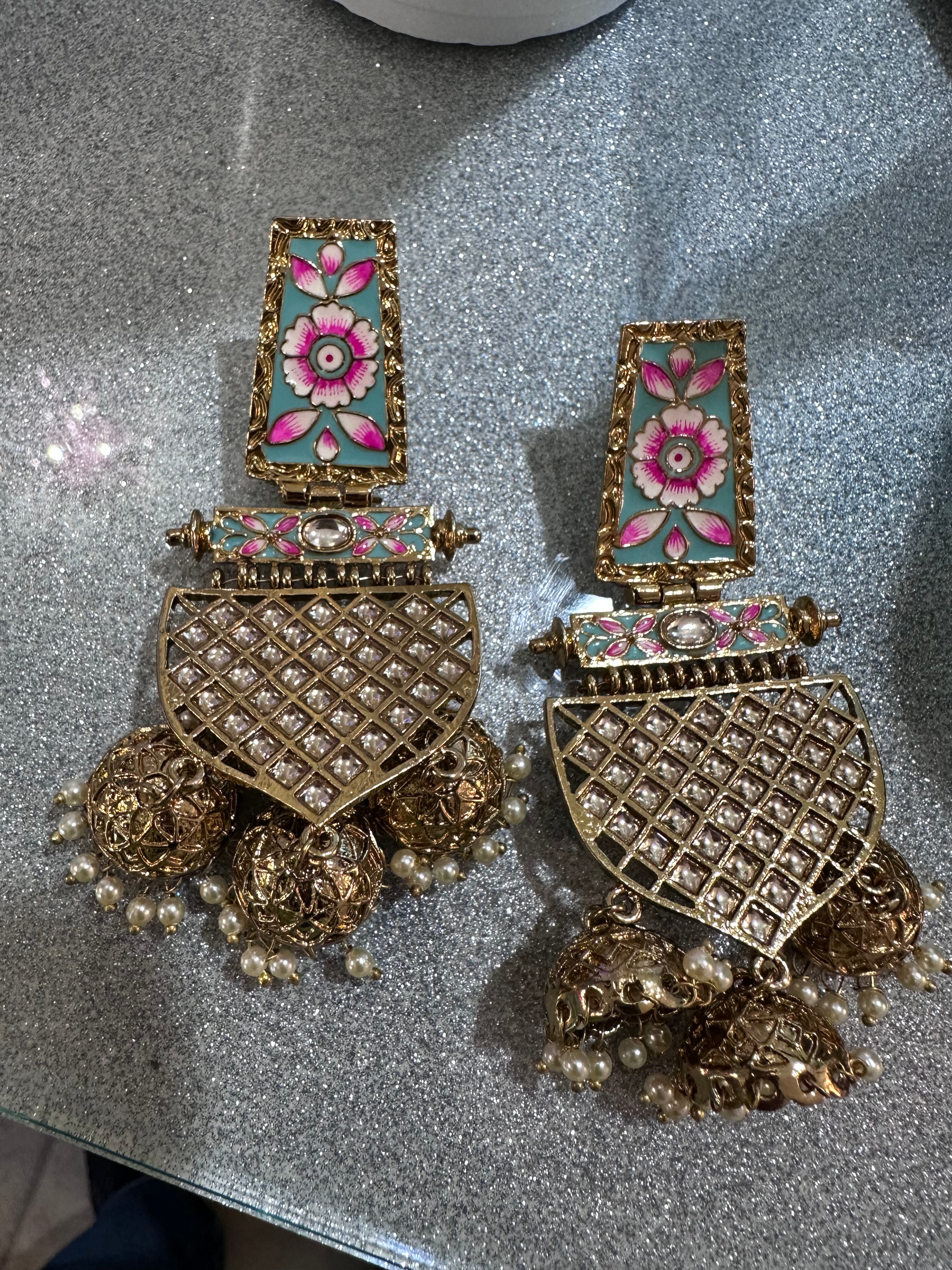 Extraordinary earrings