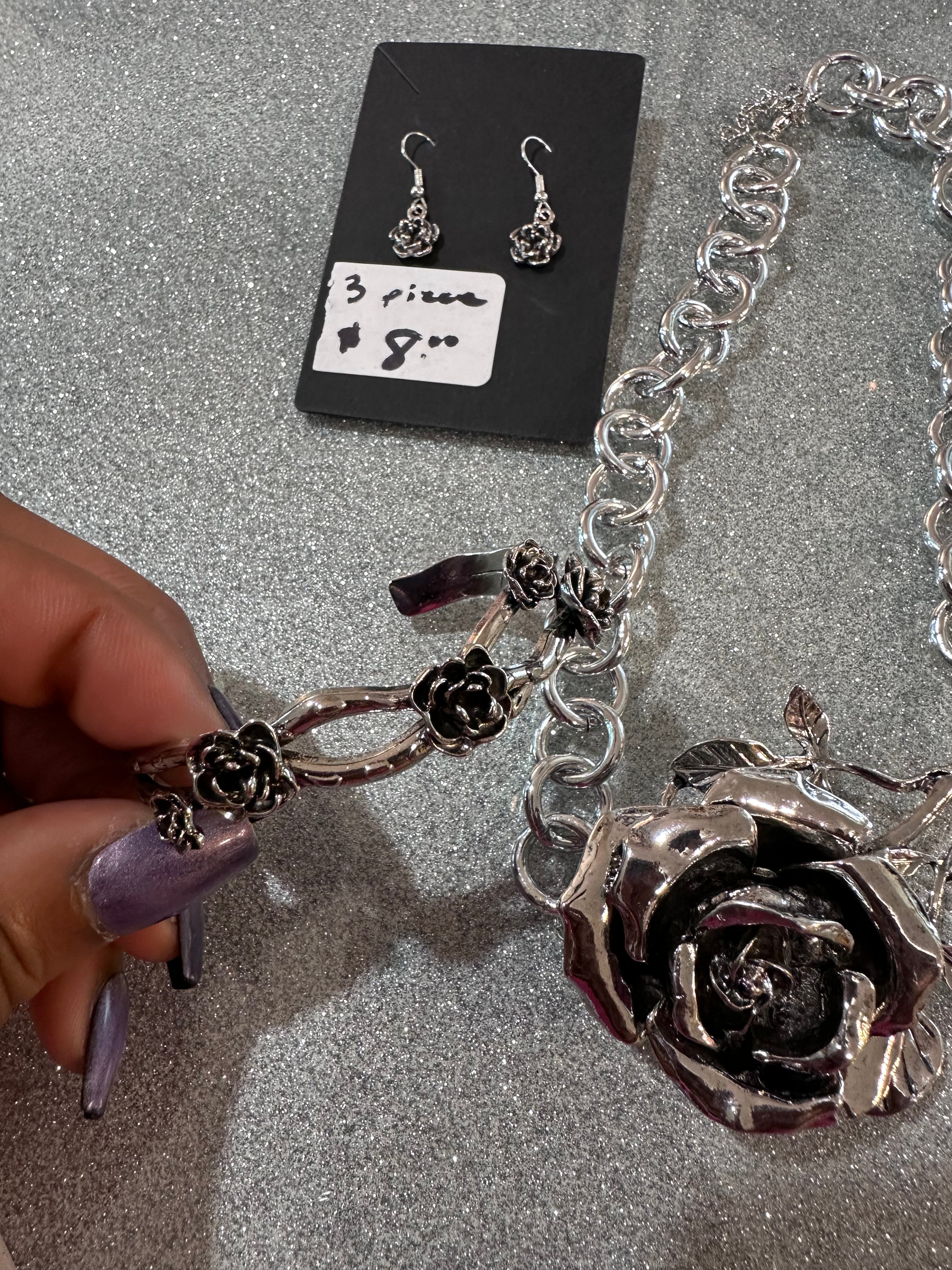 3 piece set for only $8 Brand New flower set