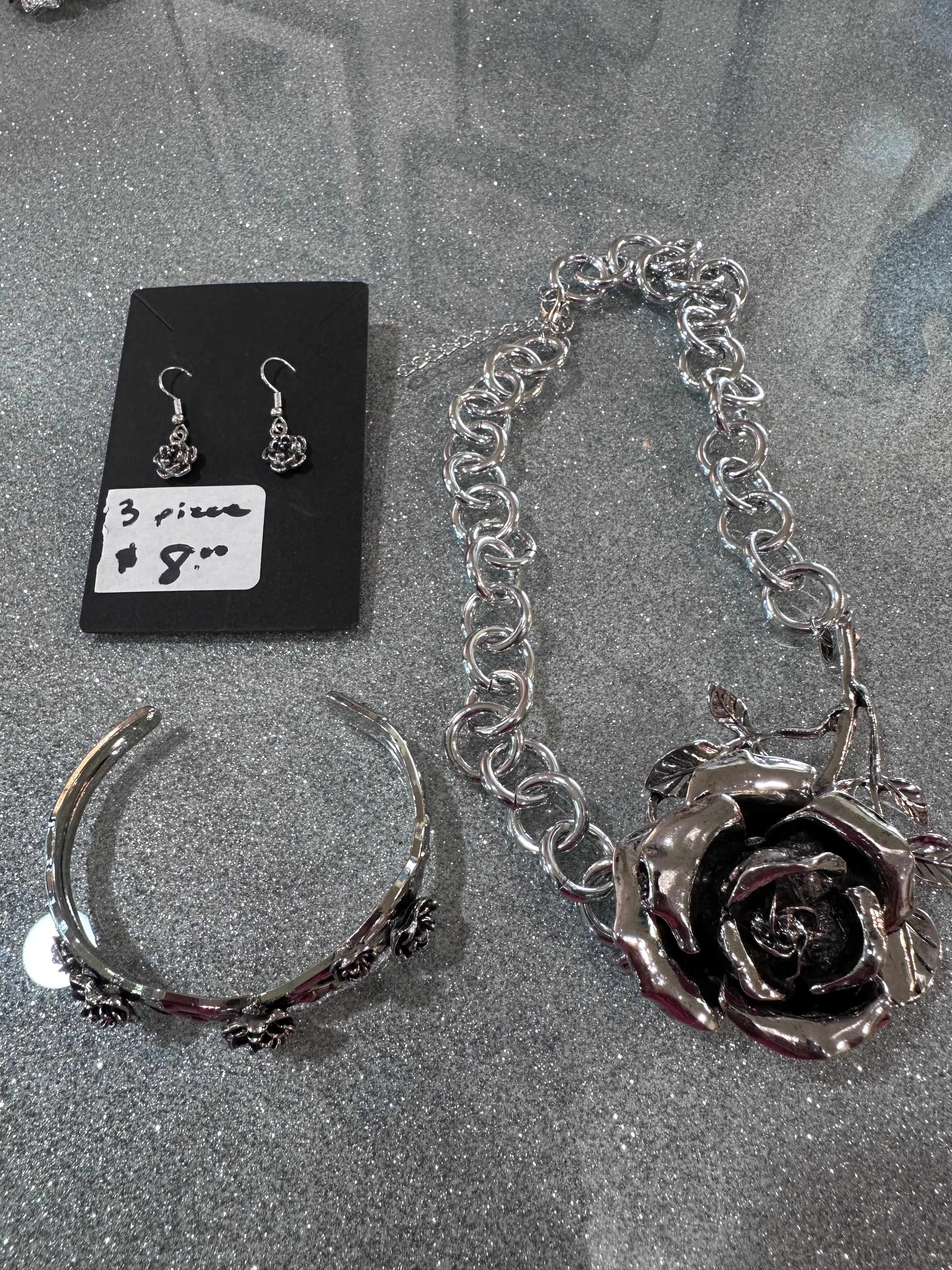 3 piece set for only $8 Brand New flower set