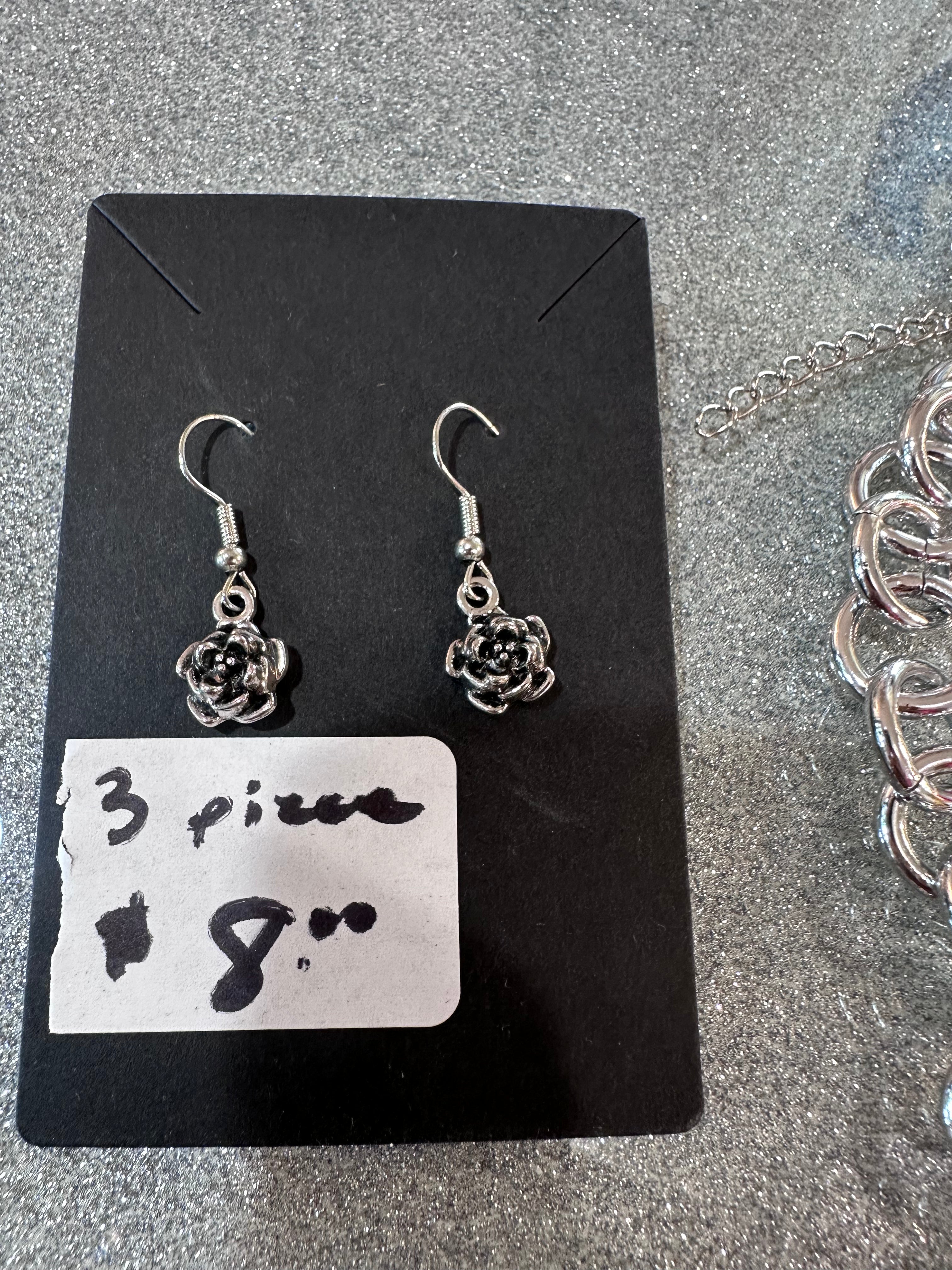 3 piece set for only $8 Brand New flower set