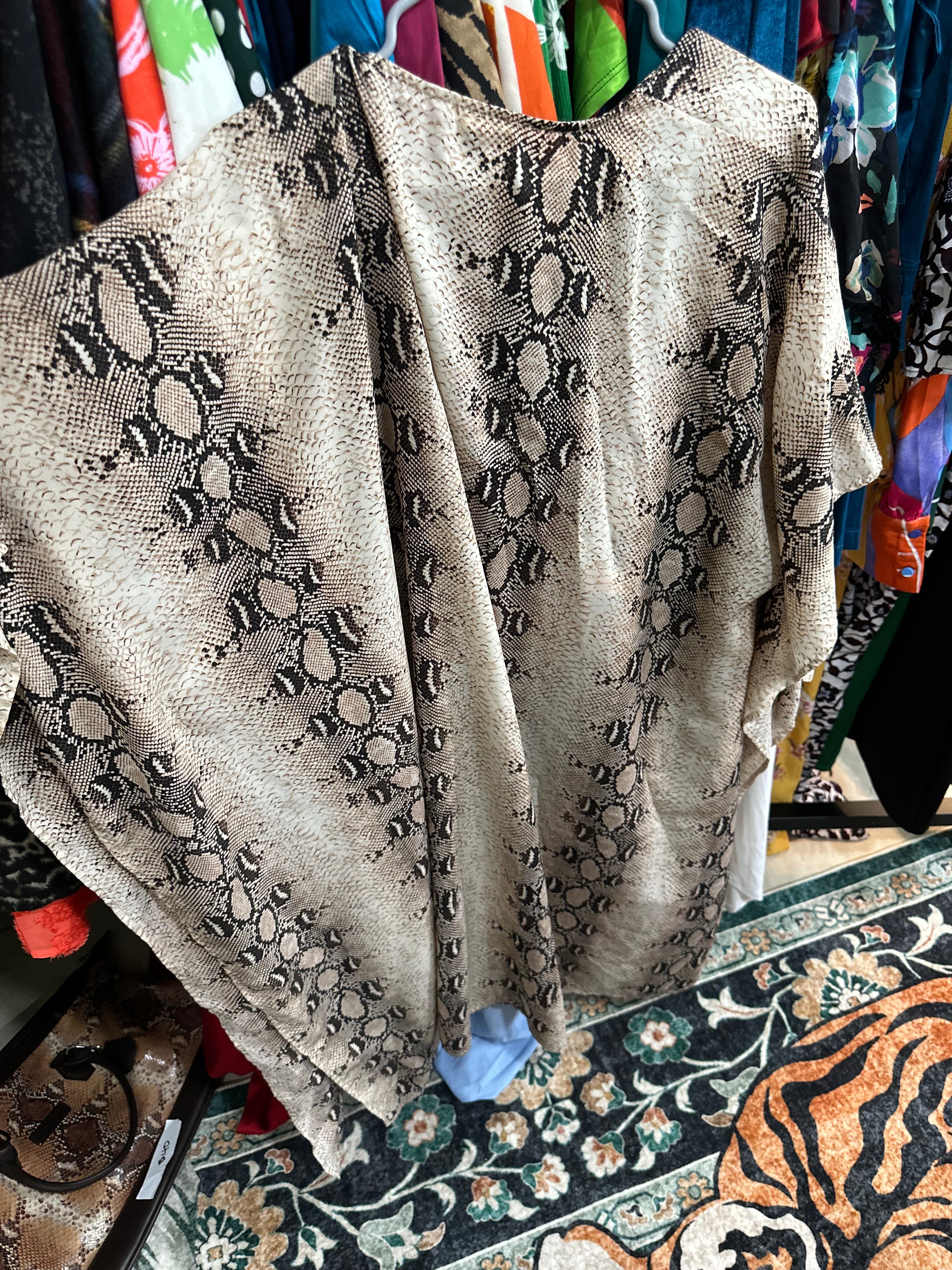 Elegant Snake Print Wrap - Versatile Style Accent